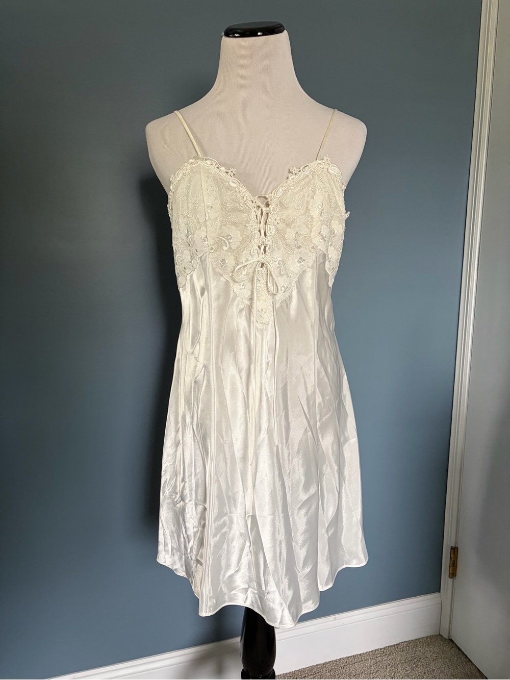 Vintage Dentelle White Satin and Lace Slip